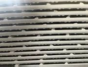 Metallic grid or grate with a textured surface