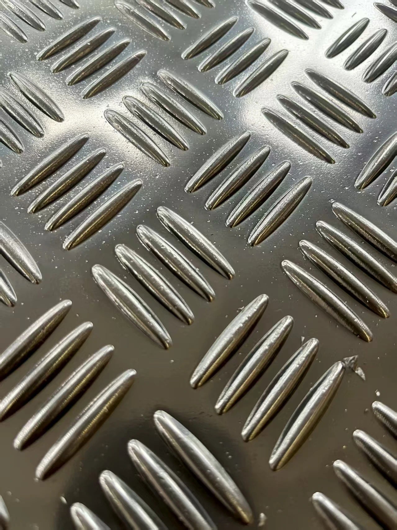 Metallic diamond plate pattern