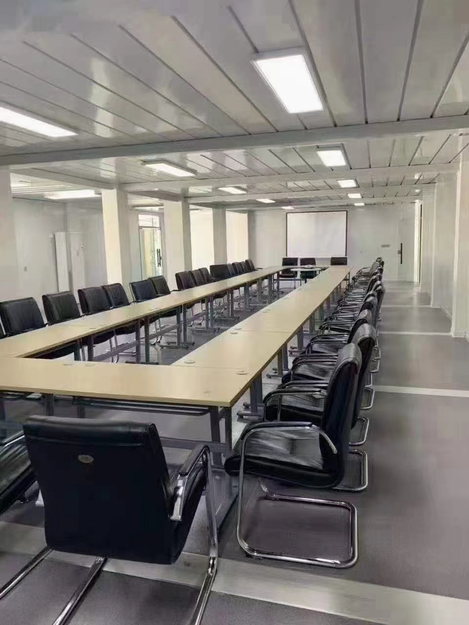 meeting room with flat packhouse